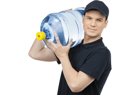 На фото радостный доставщик воды Aqua Plus приносит бутилированную воду
